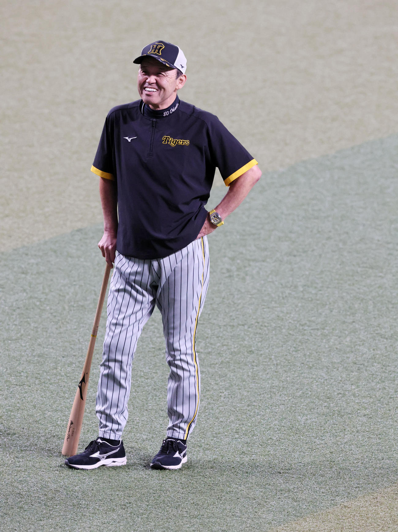 中日対阪神　練習中笑顔を見せる岡田監督（撮影・加藤哉）