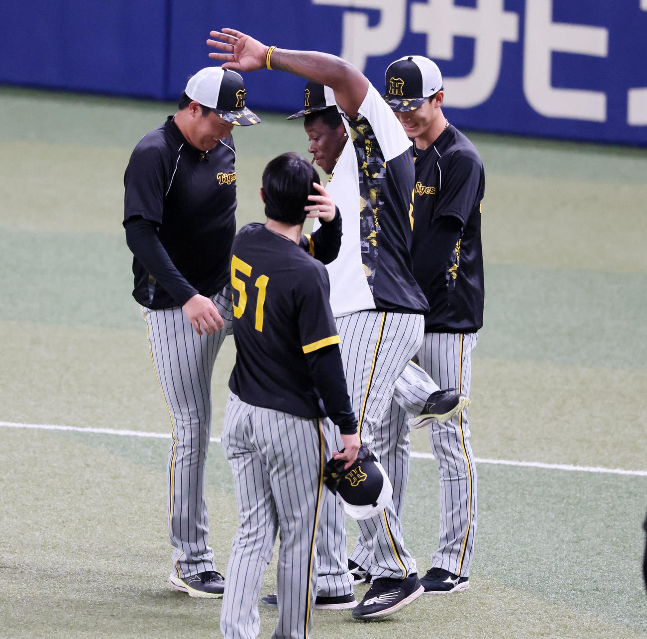 中日対阪神　ミエセス（右）は大山にタッチするとみせかけて手を上にあげてしまい…お返しのケリが入る（撮影・加藤哉）