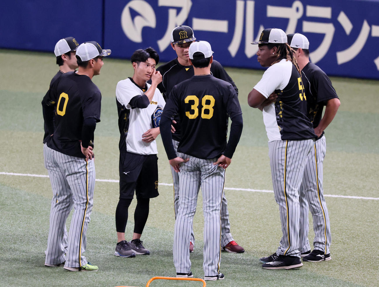 中日対阪神　ナインを集め何やら提案するミエセス…（撮影・加藤哉）
