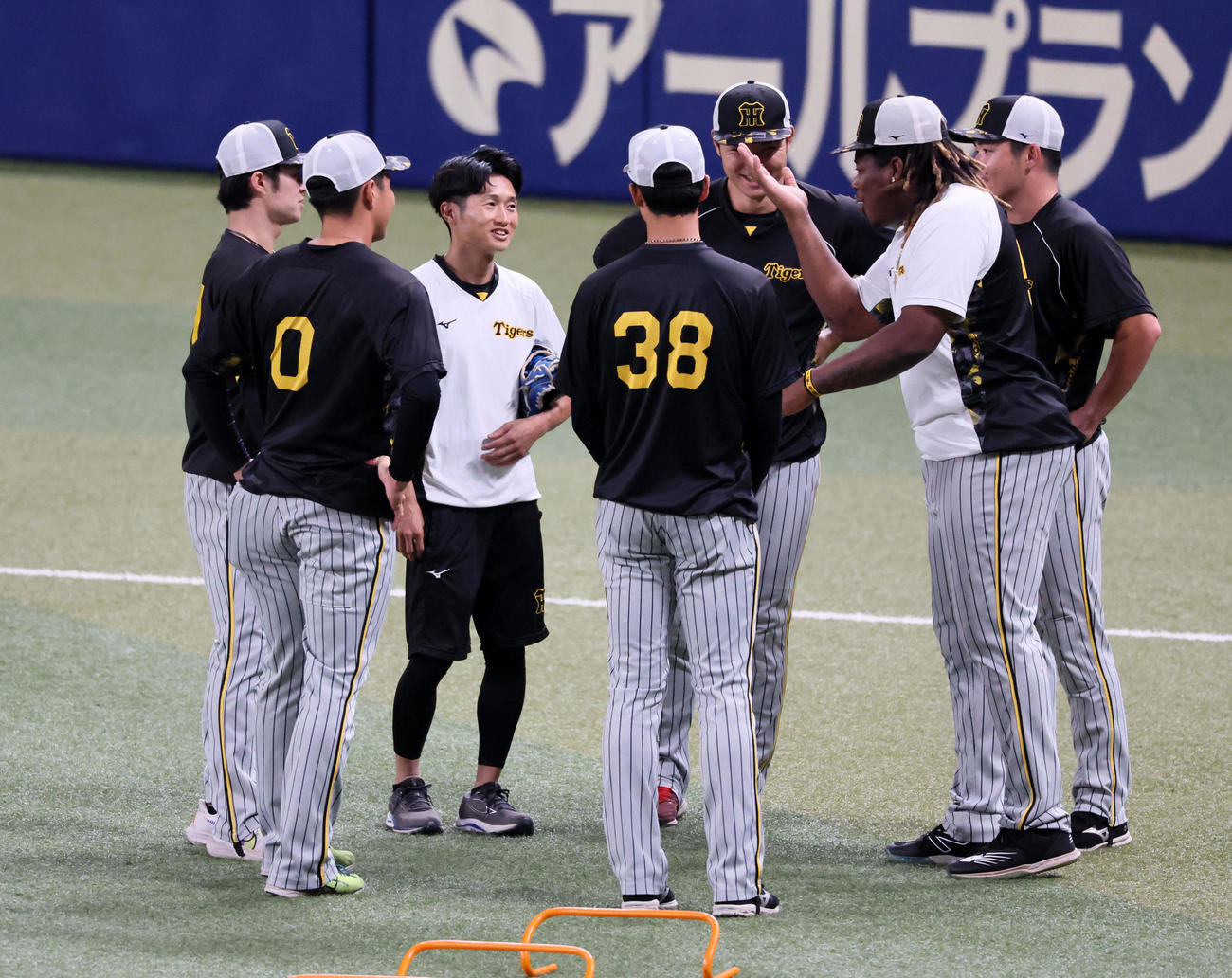 中日対阪神　ナインを集め何やら提案するミエセス…（撮影・加藤哉）