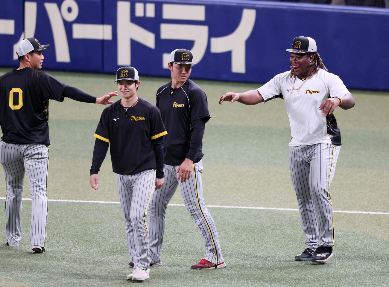 中日対阪神　ナインを集め何やら提案するミエセスだが反応はイマイチのようで（撮影・加藤哉）