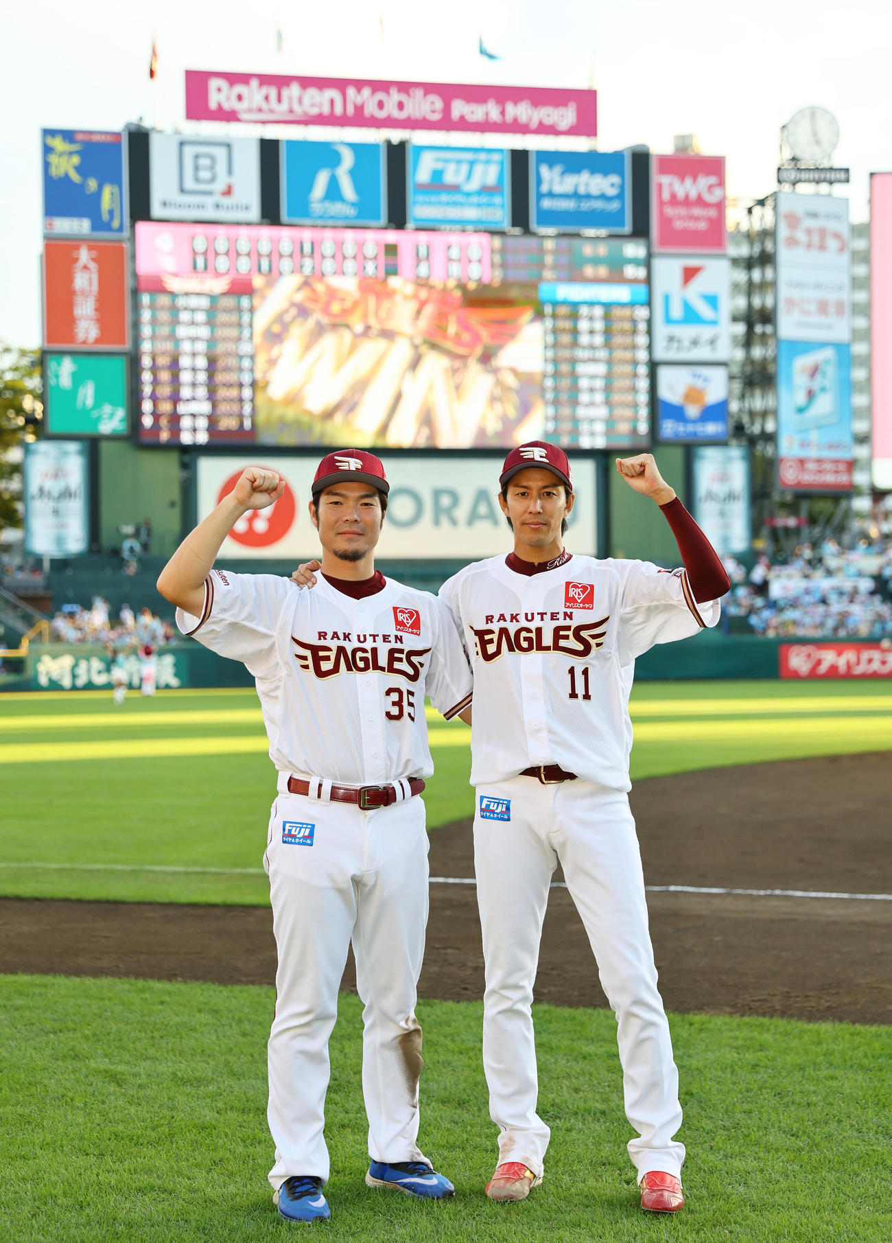楽天対日本ハム　日本ハムに勝利しヒーローの楽天島内（左）と岸は並んで写真に納まる（撮影・垰建太）