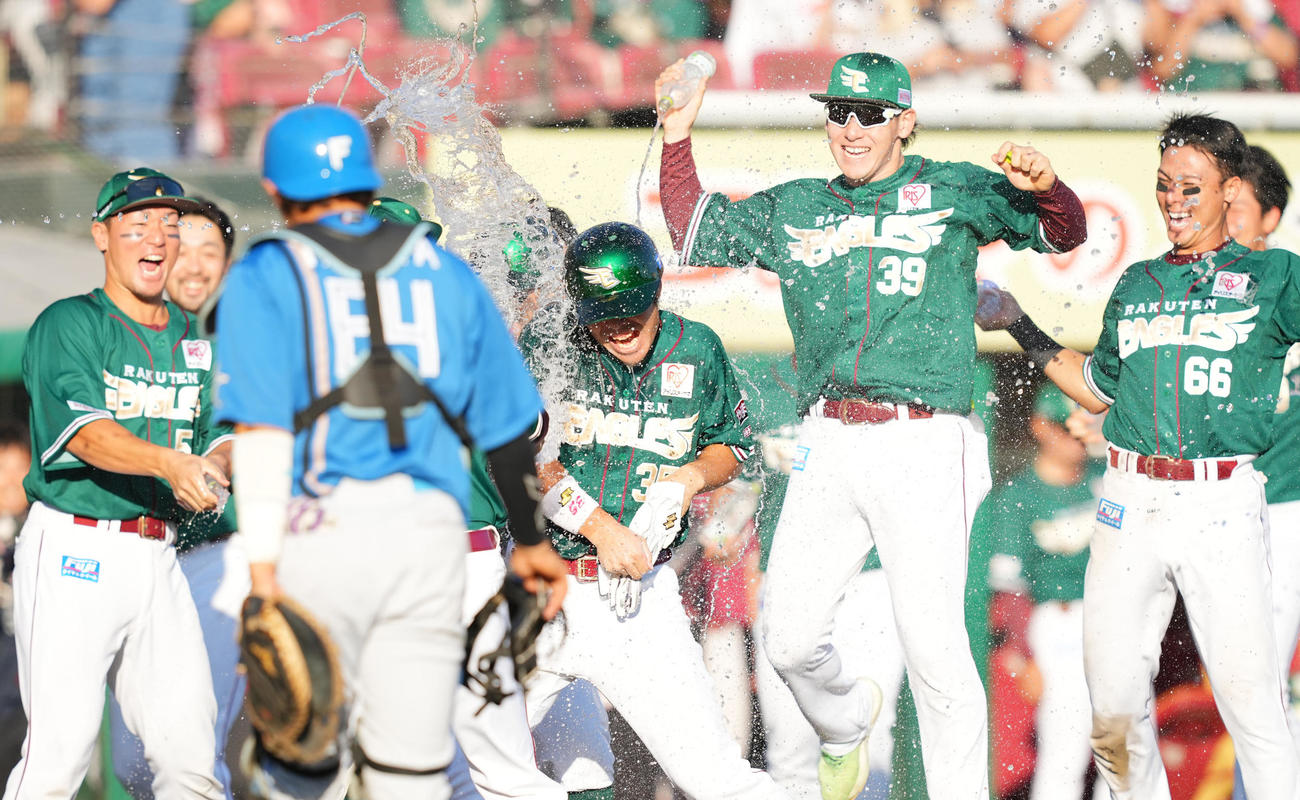 楽天対日本ハム　9回裏楽天1死一塁、サヨナラ2点本塁打を放った島内（中央）はナインの手荒い祝福を受ける（撮影・垰建太）