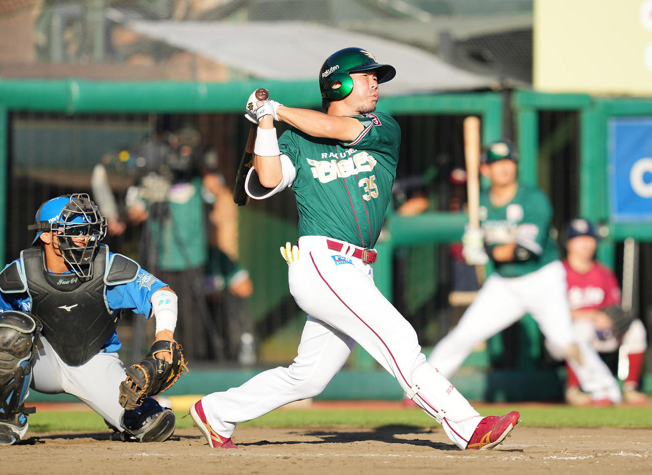 楽天対日本ハム　9回裏楽天1死一塁、サヨナラ2点本塁打を放つ島内（撮影・垰建太）