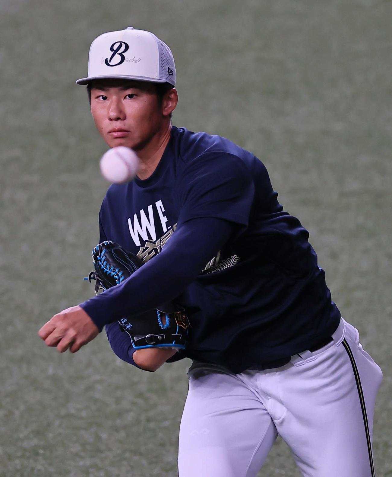 オリックス対西武　キャッチボールで調整をする曽谷（撮影・上田博志）