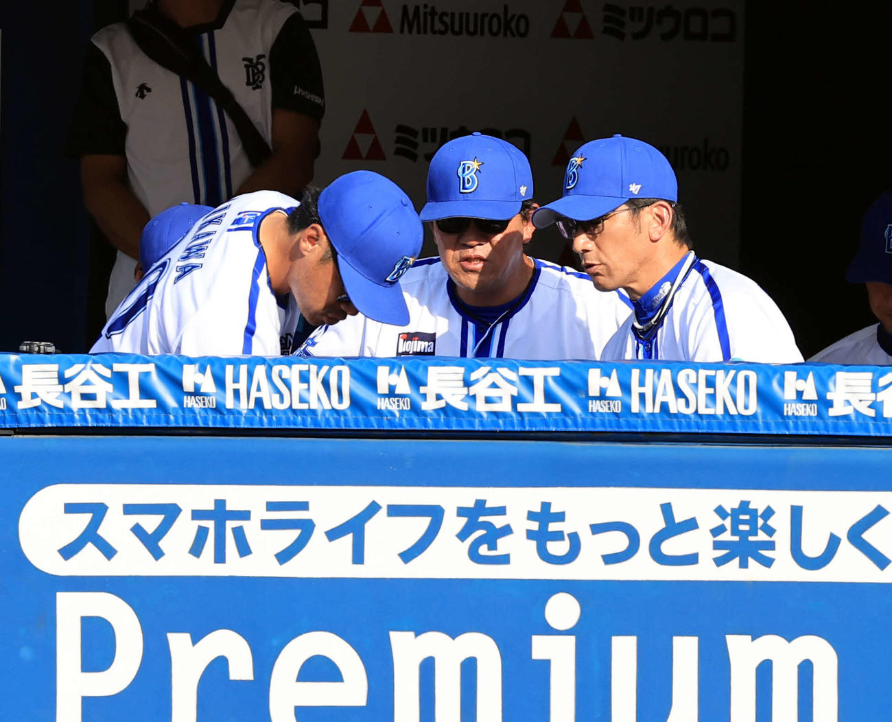 DeNA対巨人　巨人戸郷の前に打線が湿り、ベンチでコーチ陣と話し合うDeNA三浦監督（右）（撮影・浅見桂子）