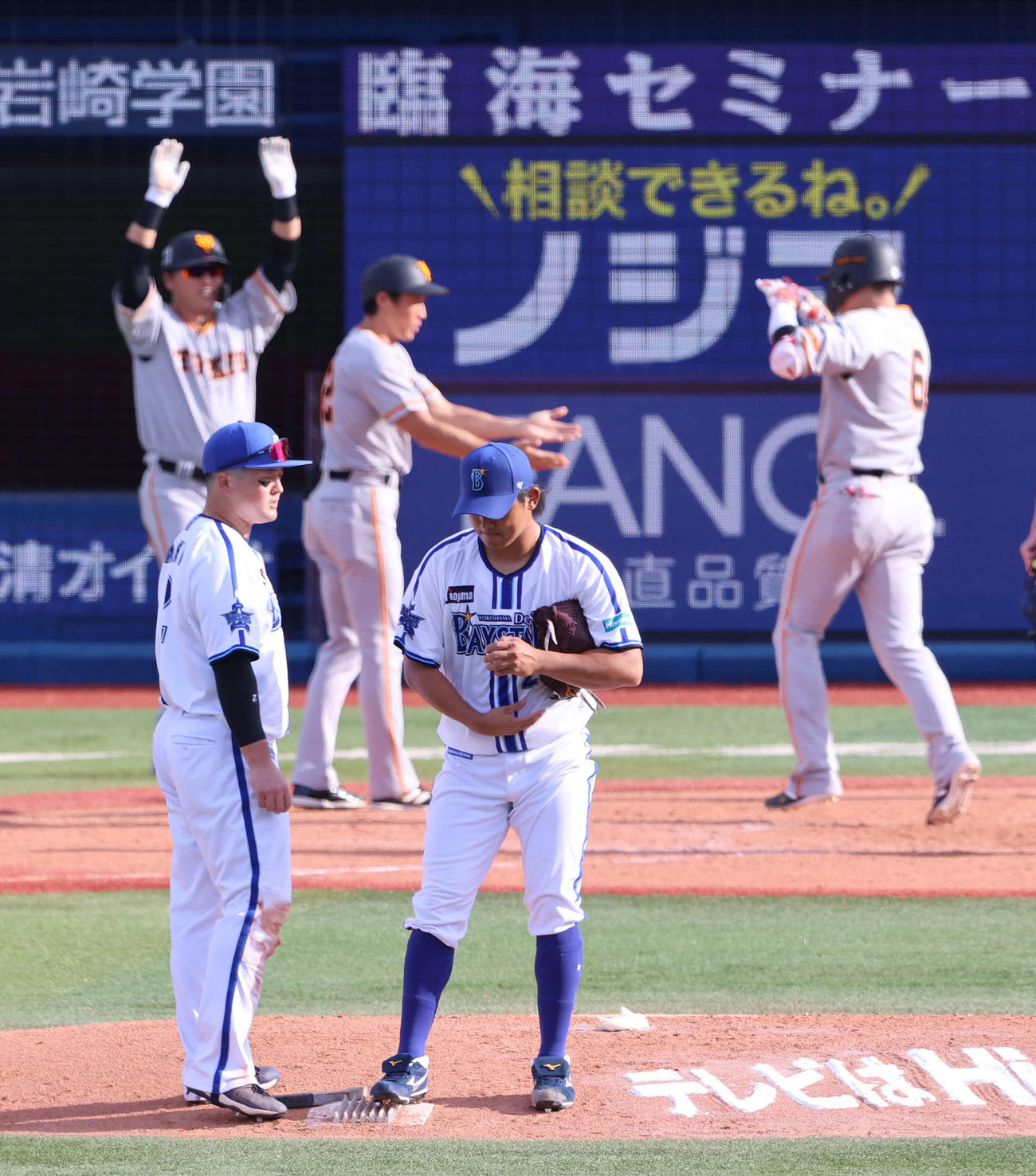 DeNA対巨人　5回表巨人1死三塁、坂本（後方右）に2点本塁打を浴び、うつむく今永（手前右）（撮影・河野匠）