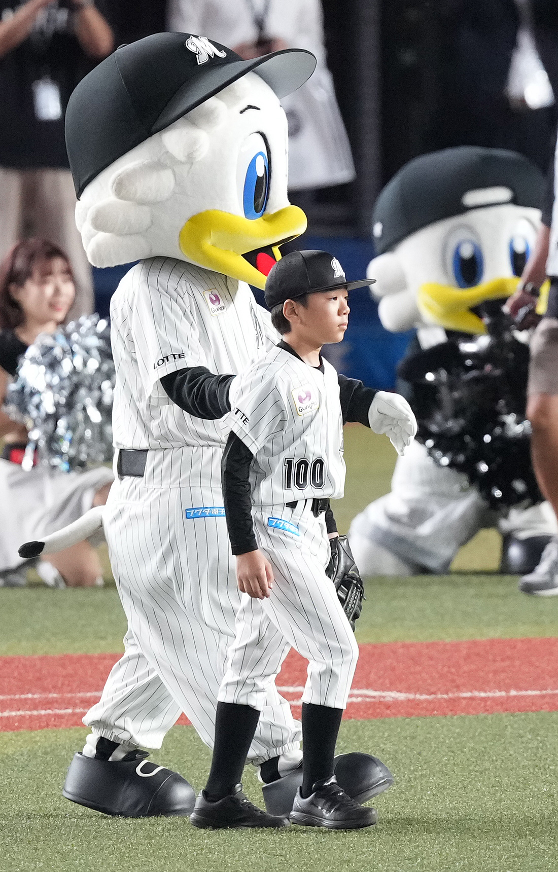 ロッテ対ソフトバンク　始球式に登場した実松亮平さん（撮影・鈴木みどり）