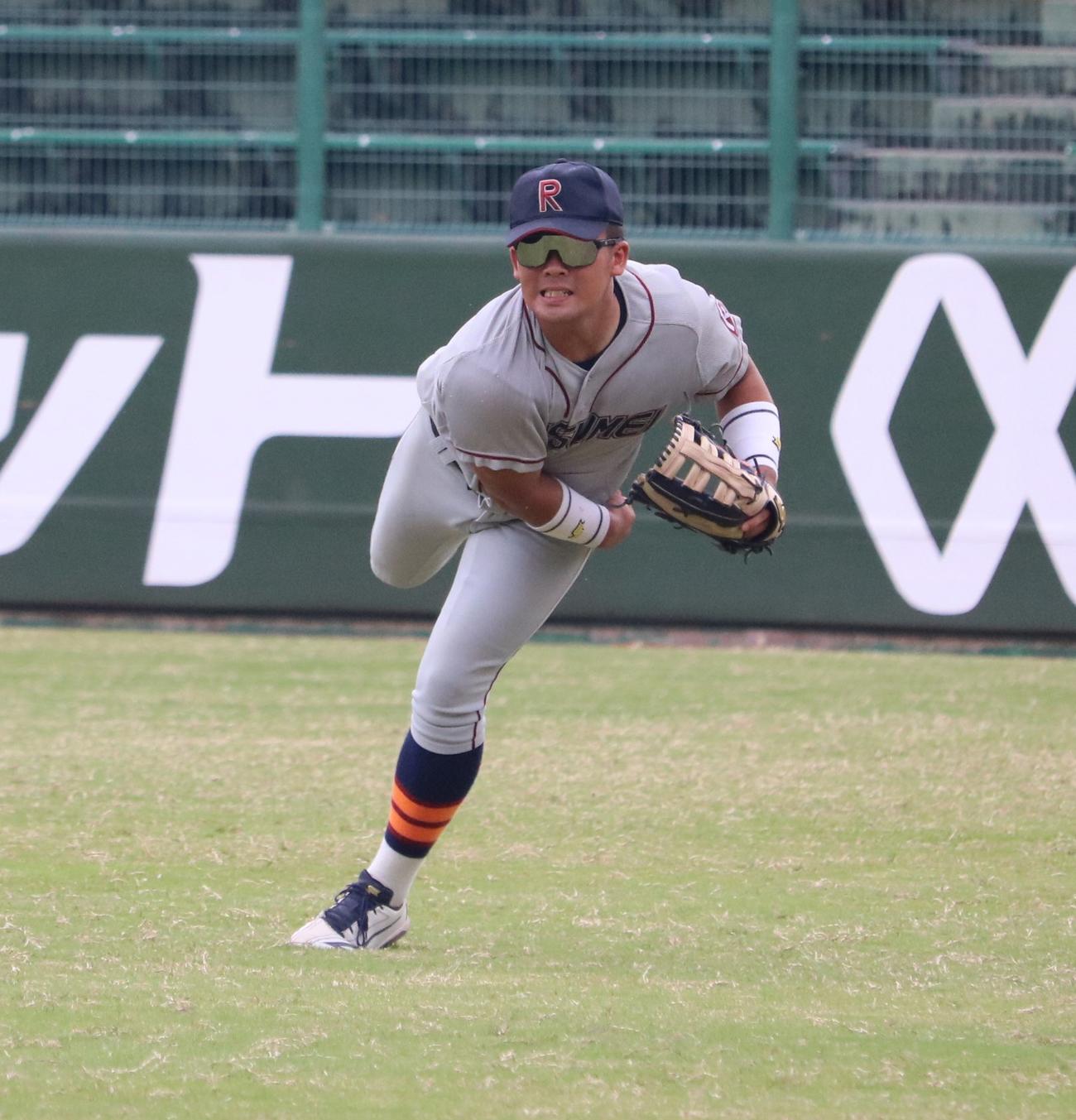 立命大対関大　立命大の桃谷惟吹外野手（4年＝履正社）は右翼から本塁へ返球する（撮影・林亮佑）