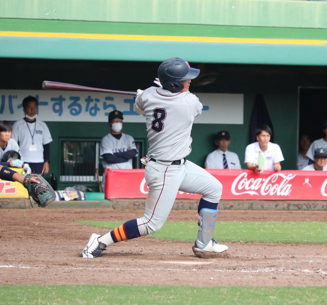 立命大対関大　立命大の桃谷惟吹外野手（4年＝履正社）は三塁ゴロに倒れる（撮影・林亮佑）