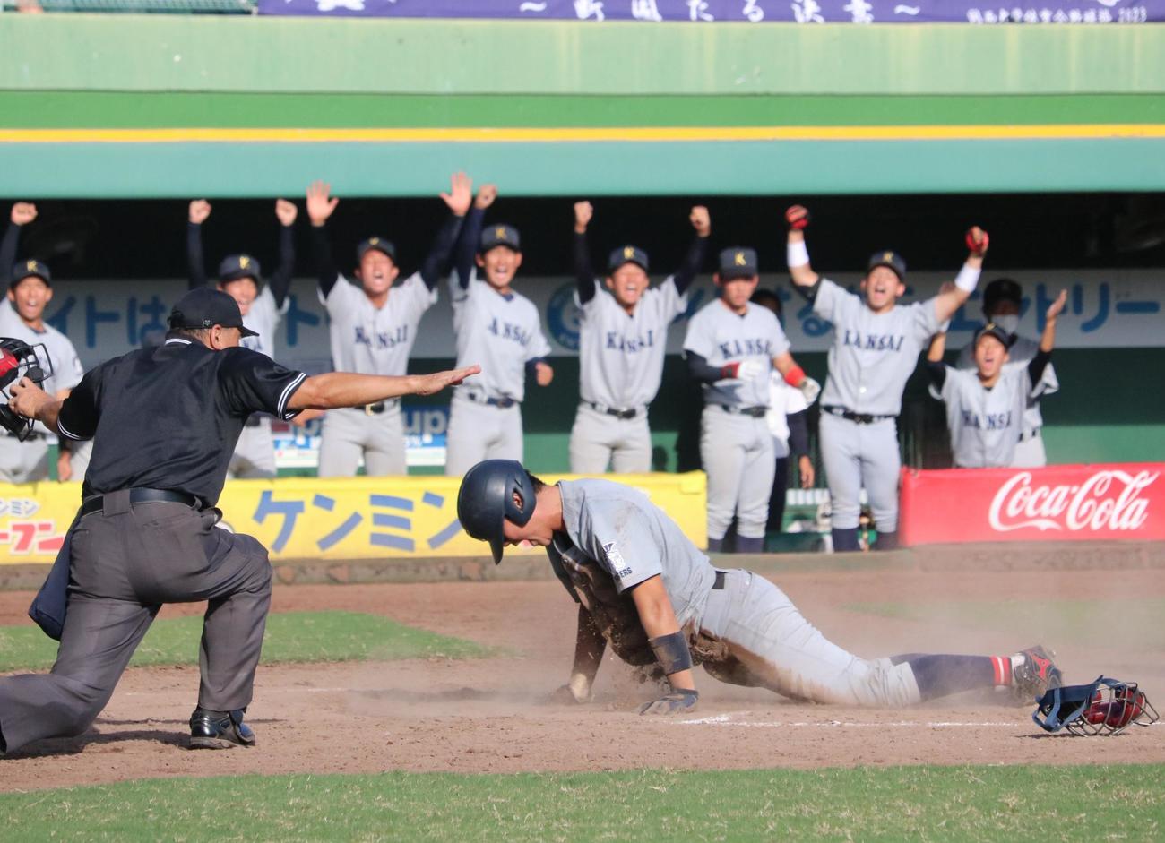 立命大対関大　8回、関大の有馬諒捕手（4年＝近江）がヘッドスライディングで本塁に生還する（撮影・林亮佑）