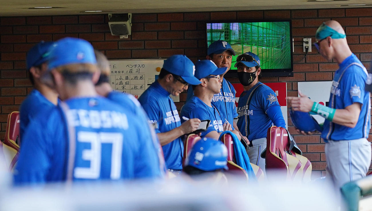 楽天対日本ハム　9回表の攻撃が無得点に終わりさえない新庄監督（右から2人目）ら日本ハムベンチ（撮影・垰建太）
