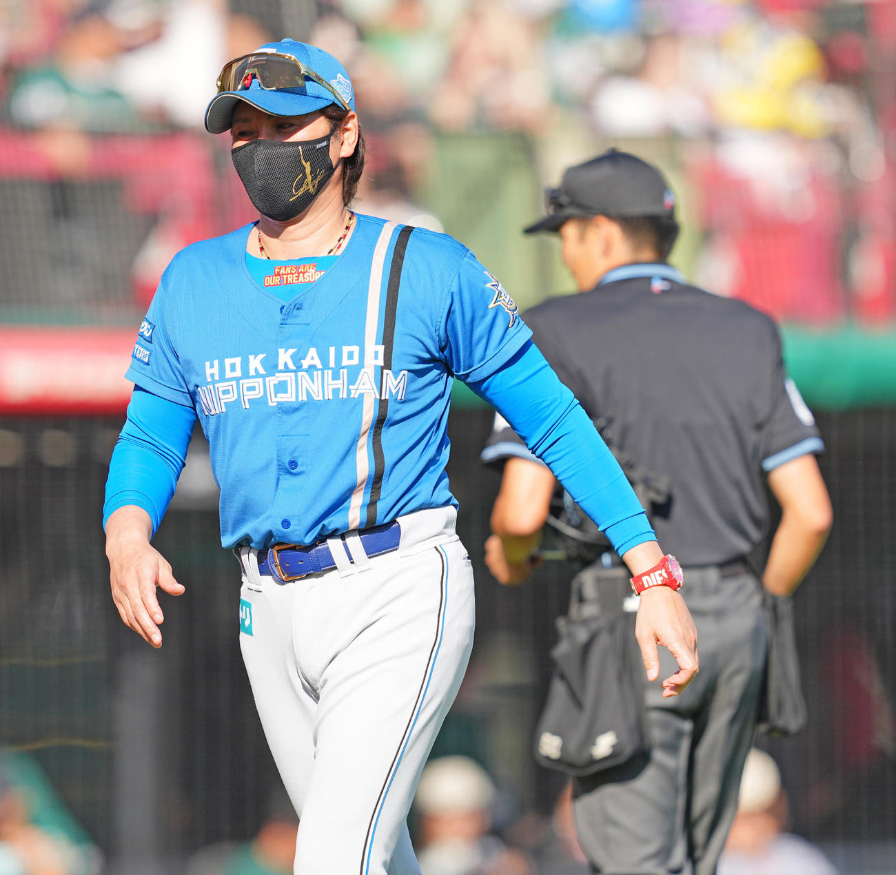 楽天対日本ハム　7回裏楽天2死二塁、投手交代を告げる新庄監督（左）（撮影・垰建太）