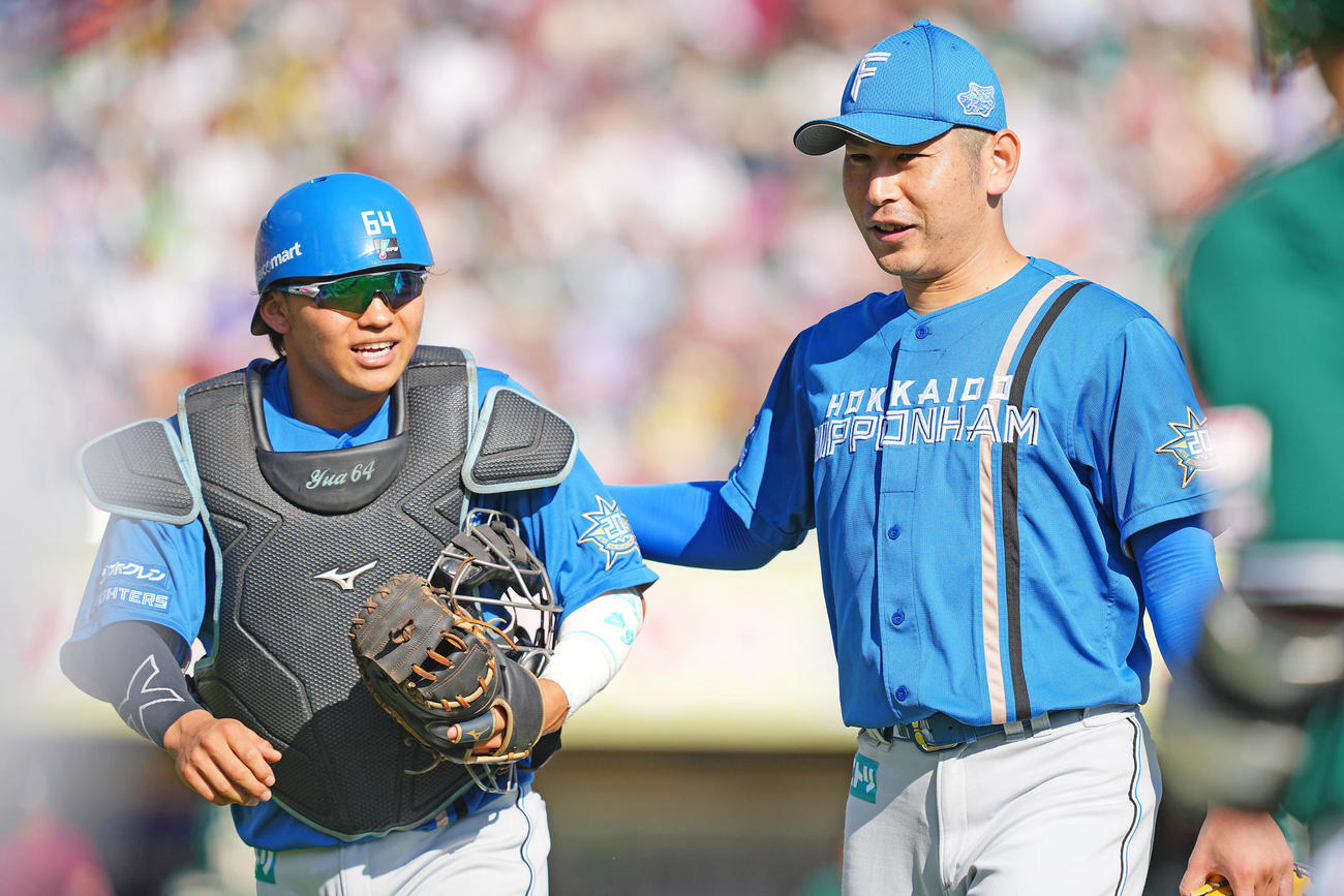 楽天対日本ハム　6回裏楽天の攻撃を無失点に抑え笑顔を見せる日本ハム加藤貴（右）と田宮（撮影・垰建太）