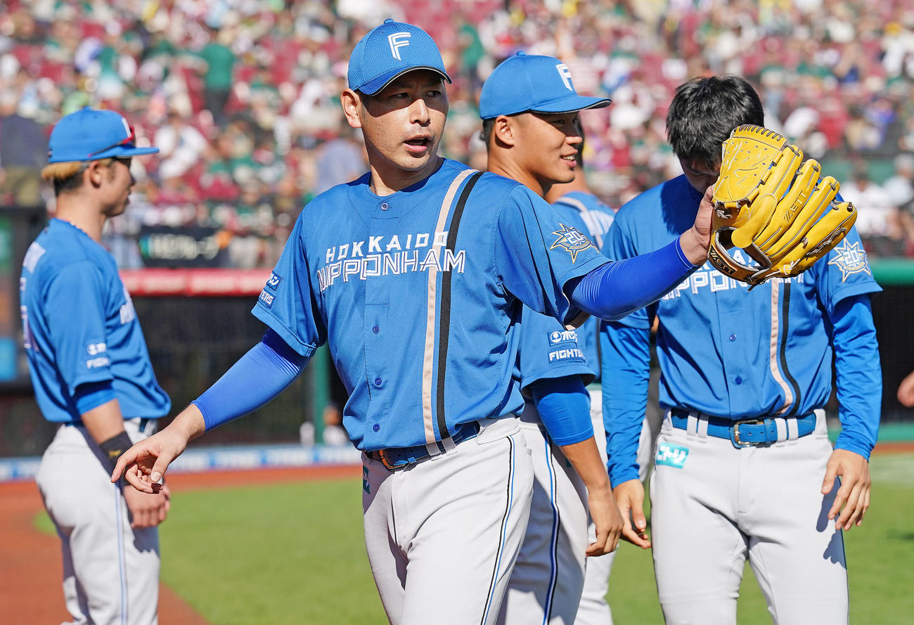 楽天対日本ハム　5回裏楽天の攻撃を無失点に抑えナインの出迎えを受ける日本ハム先発の加藤貴（撮影・垰建太）
