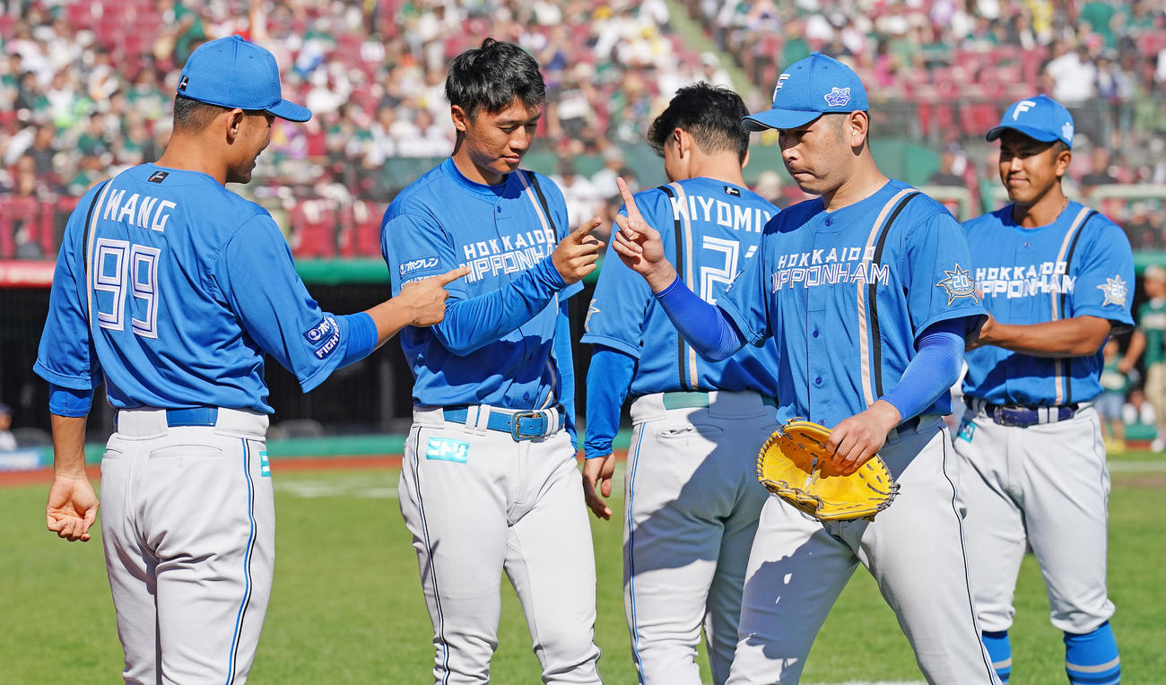 楽天対日本ハム　5回裏楽天の攻撃を無失点に抑えナインの出迎えを受ける日本ハム先発の加藤貴（右）（撮影・垰建太）