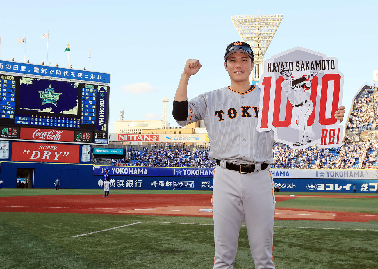 DeNA対巨人　通算1000打点達成の巨人坂本はボードを手に笑顔でガッツポーズ（撮影・浅見桂子）