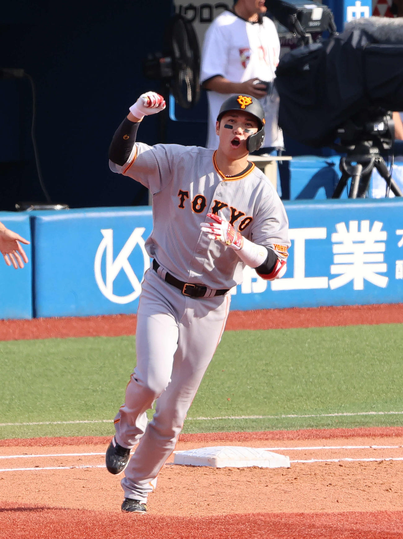 DeNA対巨人　5回表巨人1死三塁、2点本塁打を放ち一塁を回ってガッツポーズを見せる坂本（撮影・河野匠）