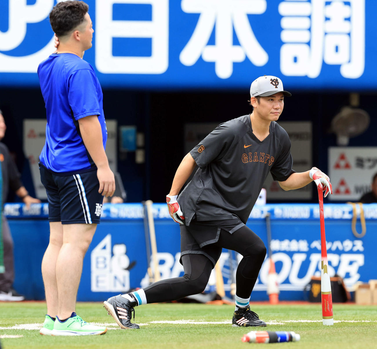 DeNA対巨人　試合前練習中、話し込むDeNA牧（左）と巨人坂本（撮影・浅見桂子）