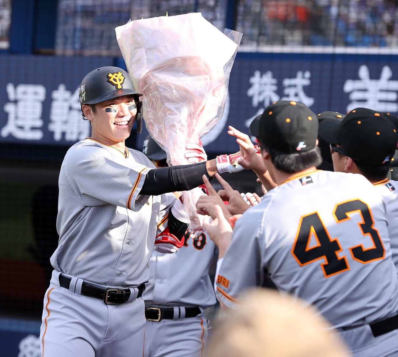DeNA対巨人　5回表巨人1死三塁、坂本は左越え2点本塁打で1000打点を達成し、花束を手に笑顔でナインとハイタッチ（撮影・浅見桂子）