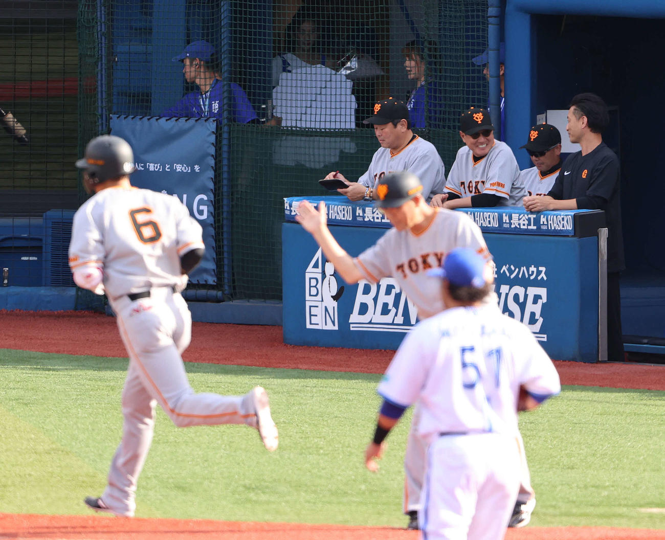 DeNA対巨人　5回表巨人1死三塁、坂本（手前左）が2点本塁打を放ち、ベンチで笑顔を見せる原監督（後方右から3人目）（撮影・河野匠）