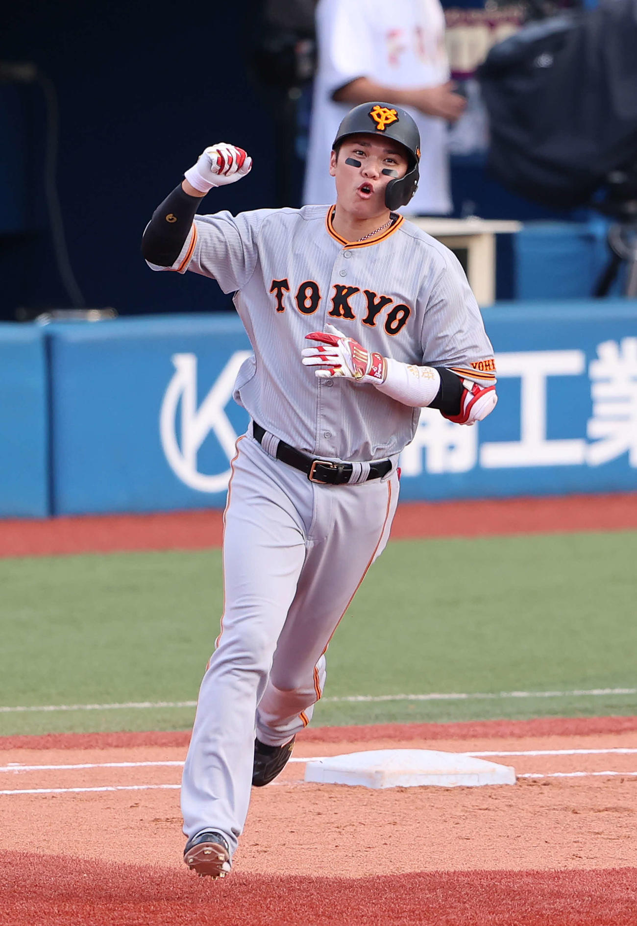DeNA対巨人　9回表巨人2死一、二塁、中越え3点本塁打を放ちガッツポーズでダイヤモンドを回る坂本（撮影・河野匠）