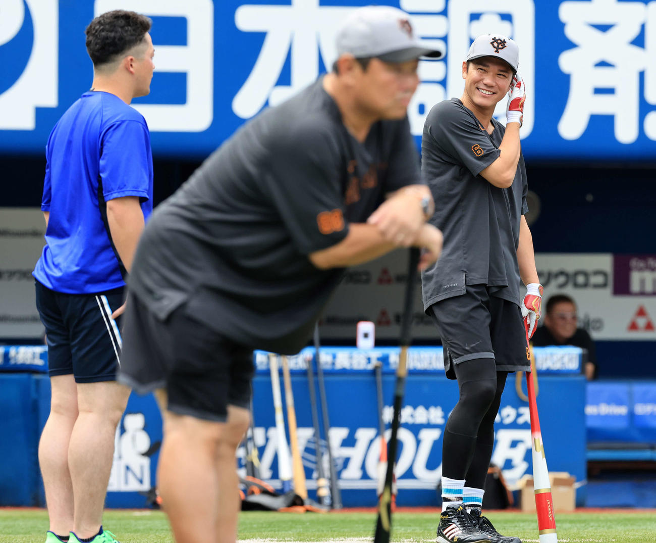 DeNA対巨人　試合前練習中、談笑するDeNA牧（左）と巨人坂本（撮影・浅見桂子）
