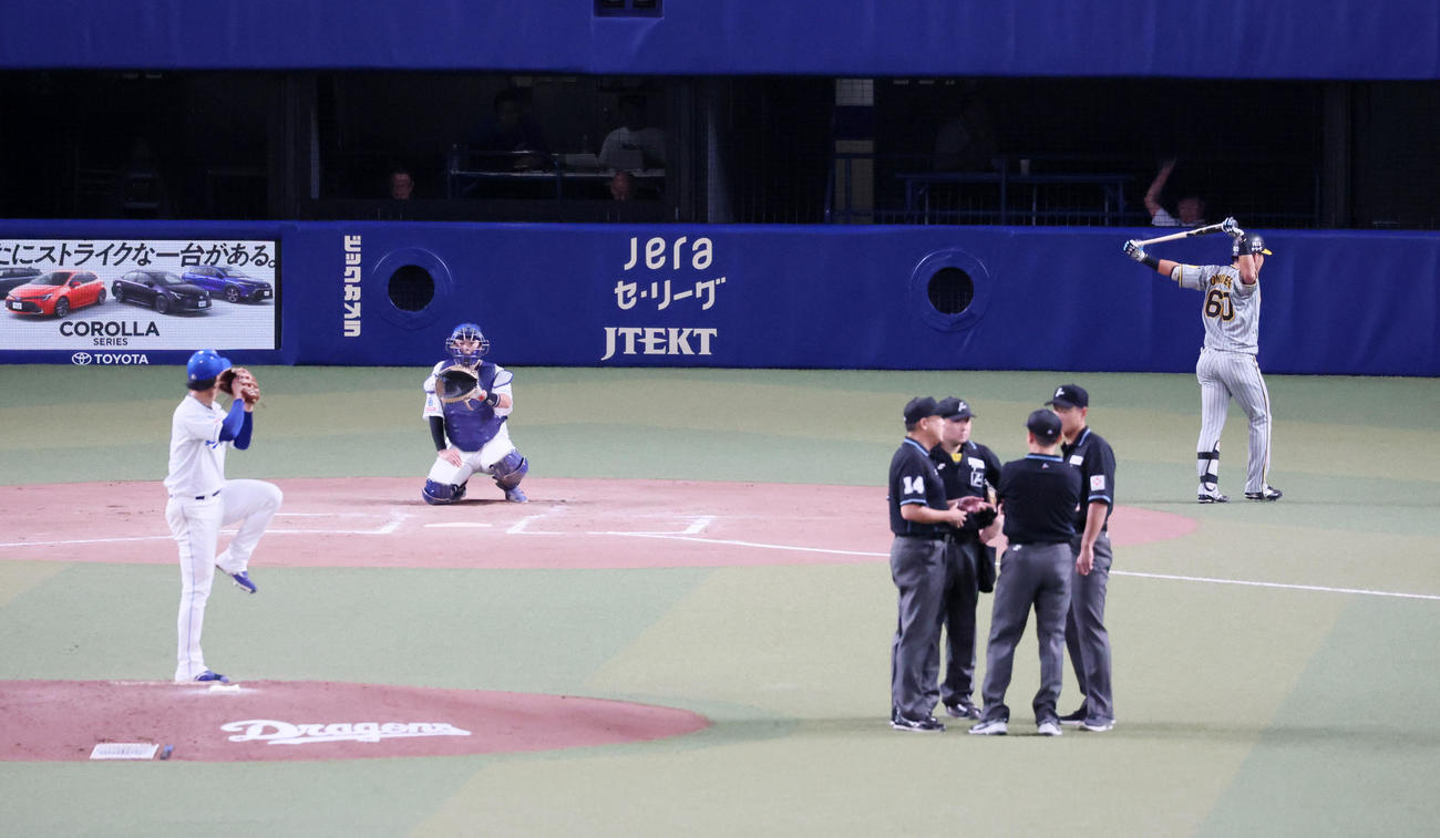 中日対阪神　7回表阪神無死、柳（左）は打者小野寺のとき投球動作中に足が止まったと協議する審判団（撮影・加藤哉）