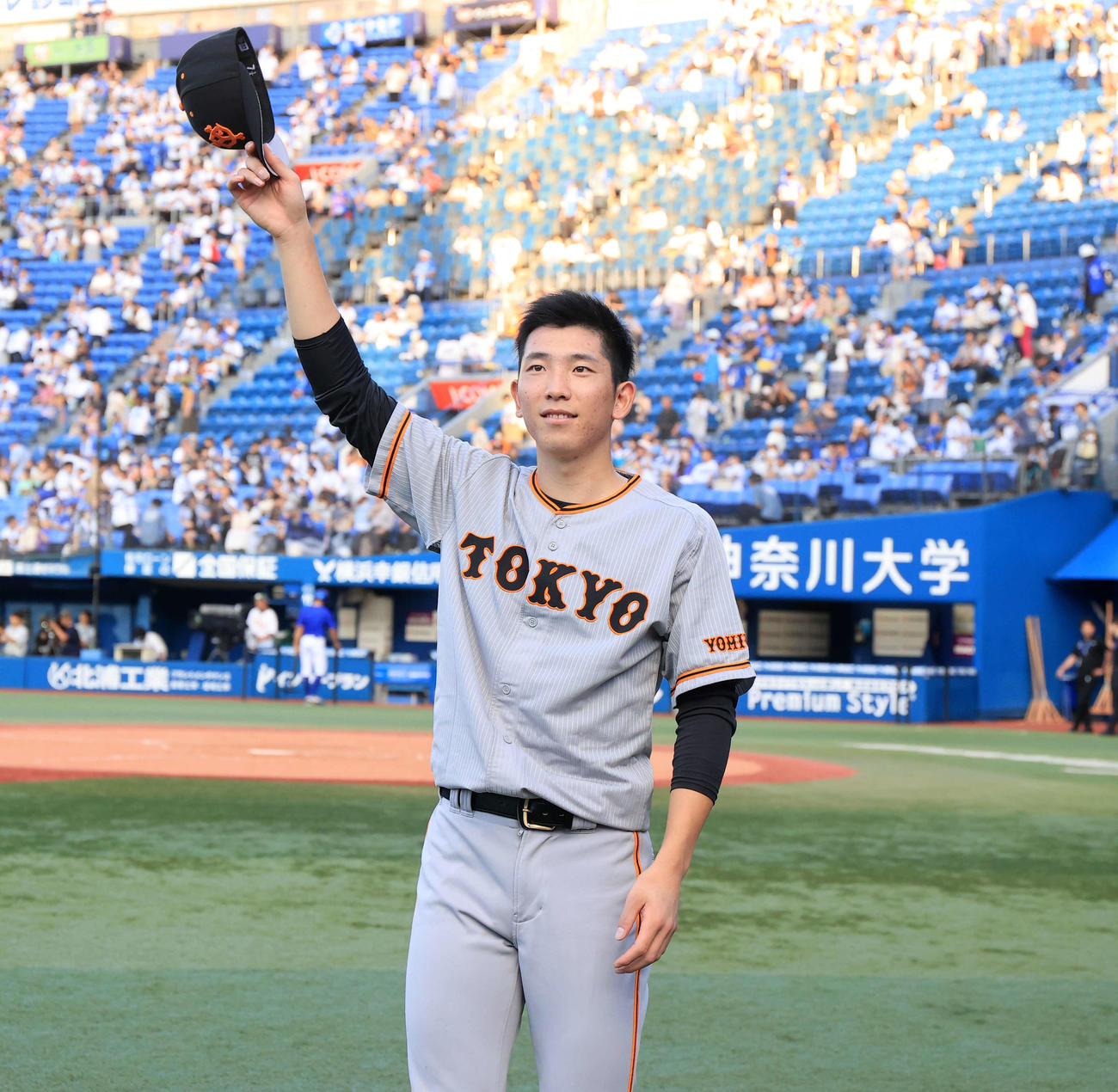 DeNA対巨人　完封勝利で12勝目を挙げた巨人戸郷は帽子を振りスタンドにあいさつ（撮影・浅見桂子）