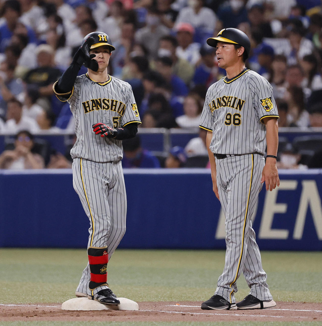 中日対阪神　7回表阪神1死、中野は中前に安打を放ちポーズをとる（撮影・藤尾明華）