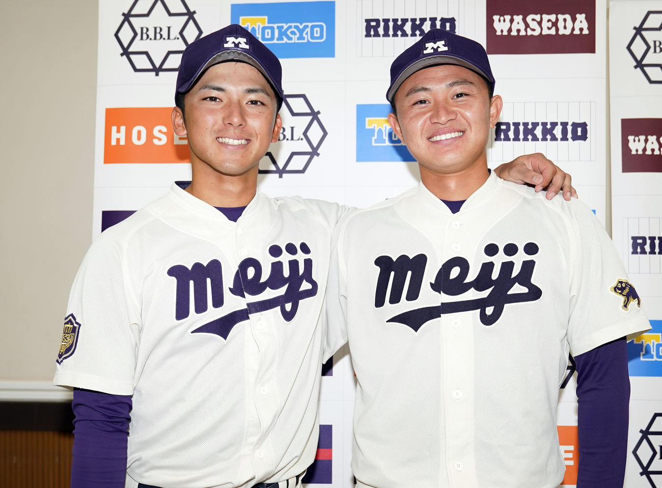 早大対明大　試合後、笑顔で記念撮影する明大・宗山（左）と石原（撮影・狩俣裕三）