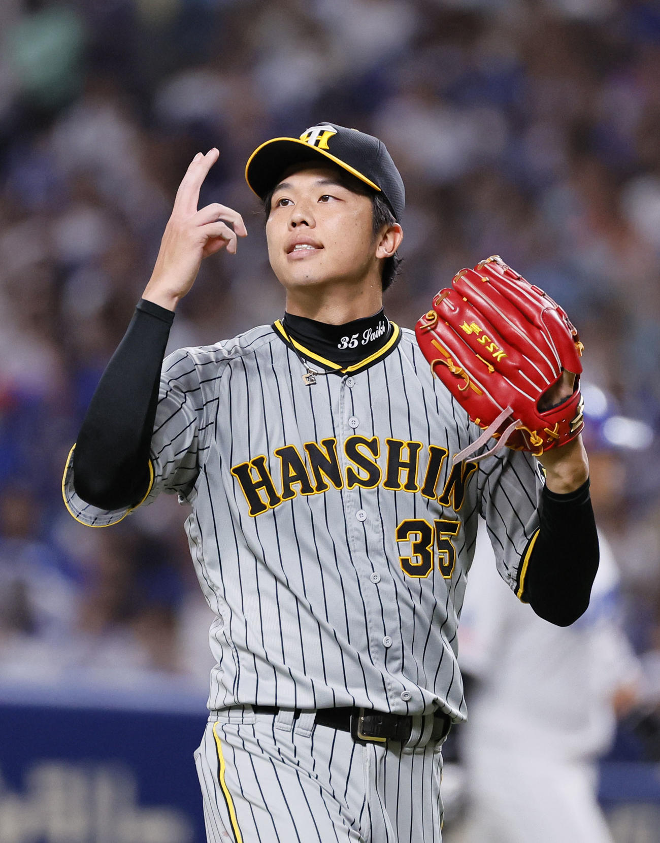 中日対阪神　5回を終え、指を見つめながベンチに戻る阪神才木（撮影・藤尾明華）
