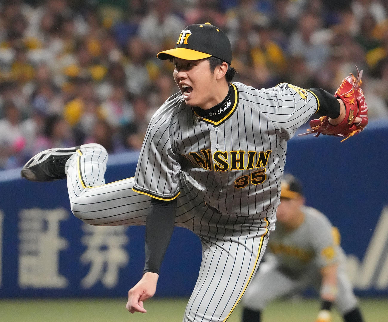 中日対阪神　9回裏、力投する阪神先発の才木（撮影・森本幸一）