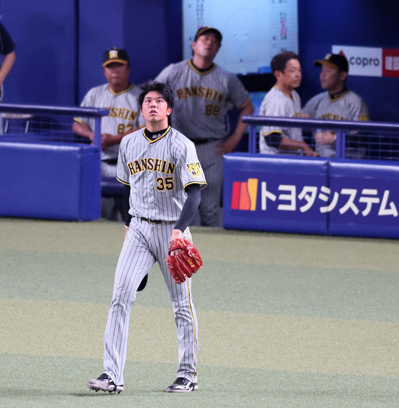 中日対阪神　10回裏中日無死、マウンドへ向かう阪神先発の才木（撮影・加藤哉）