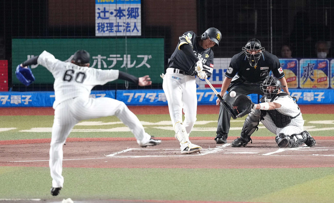 ロッテ対ソフトバンク　1回表ソフトバンク1死三塁、左前適時打を放つ柳田。投手横山（撮影・鈴木みどり）