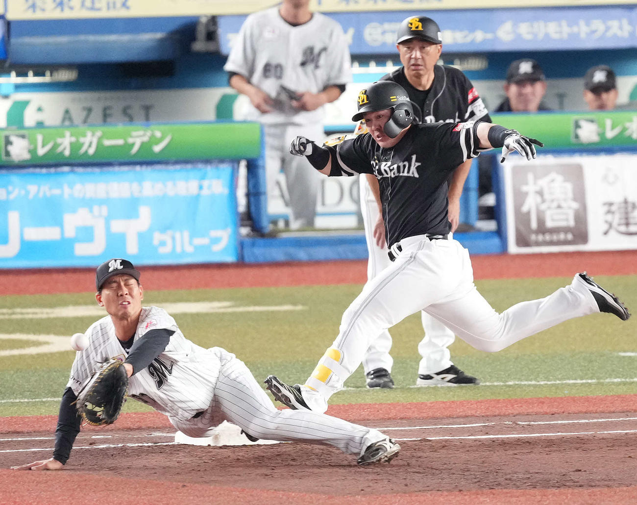 ロッテ対ソフトバンク　1回表ソフトバンク2死一、二塁、内野安打を放ち一塁へ駆け込む甲斐。一塁手茶谷は三塁手ブロッソーの悪送球で捕球出来ず（撮影・鈴木みどり）