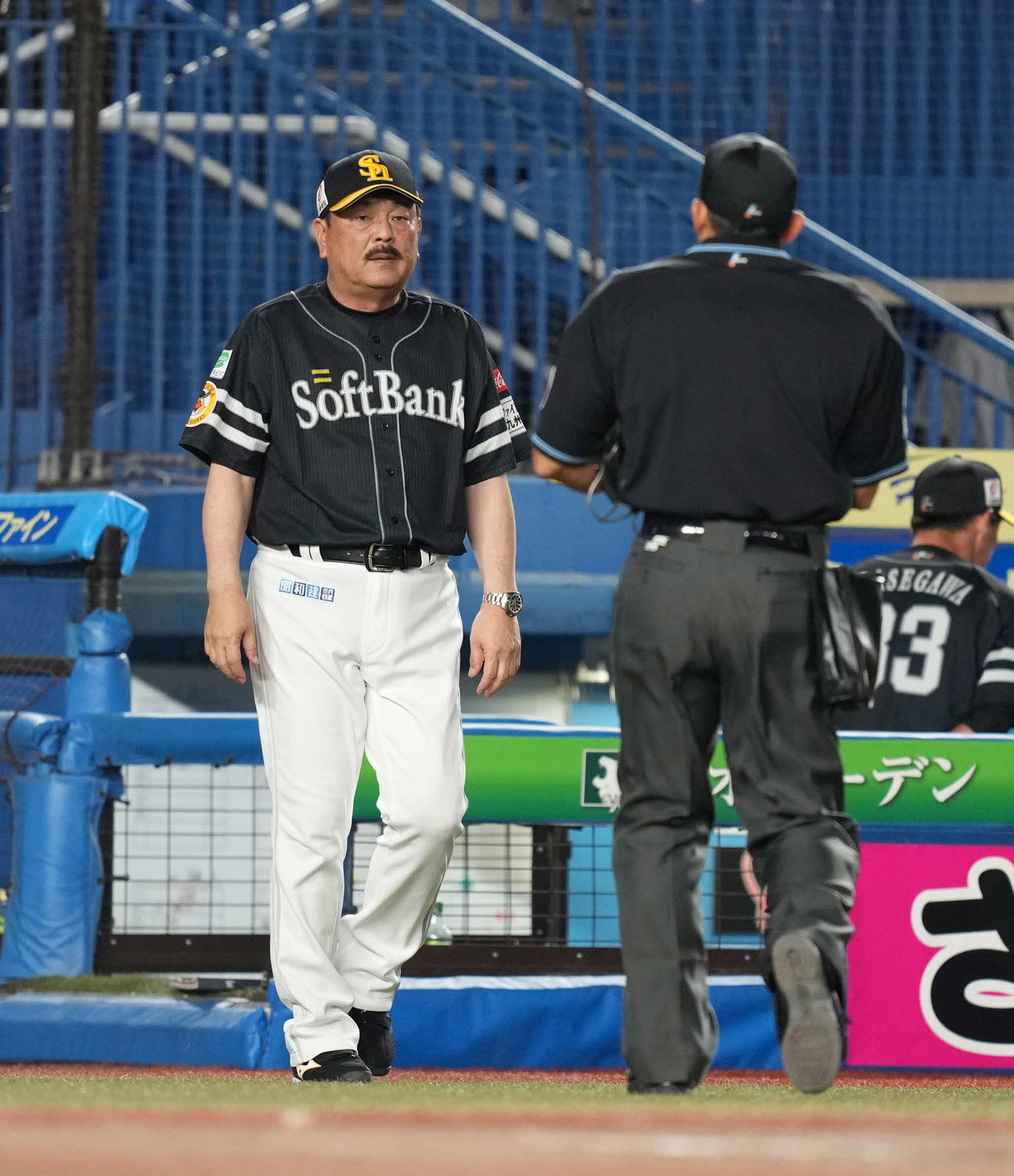 ロッテ対ソフトバンク　6回、選手交代を告げるソフトバンク藤本監督（左）（撮影・井上学）