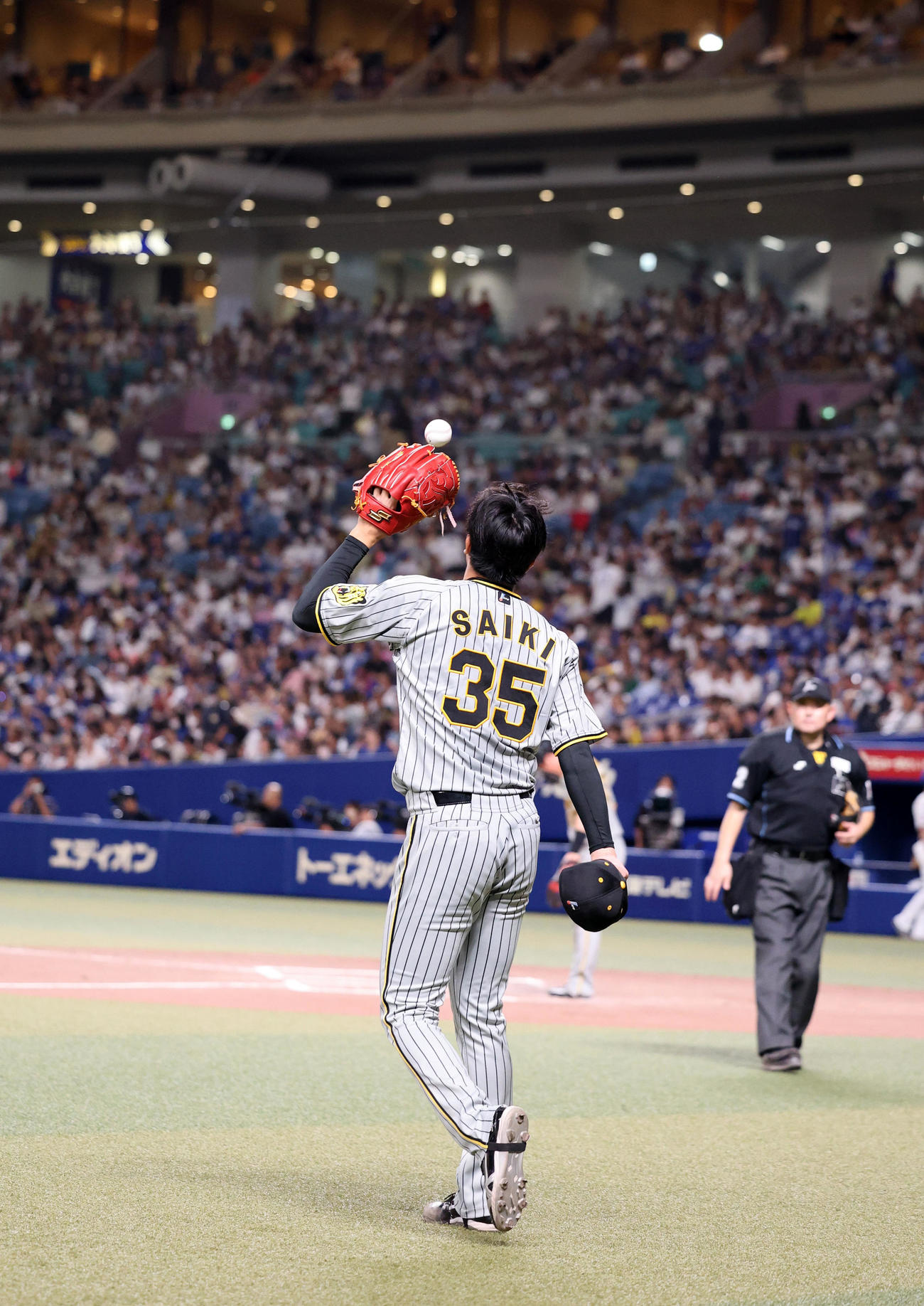中日対阪神　10回裏のマウンドへ向かう阪神才木（撮影・藤尾明華）