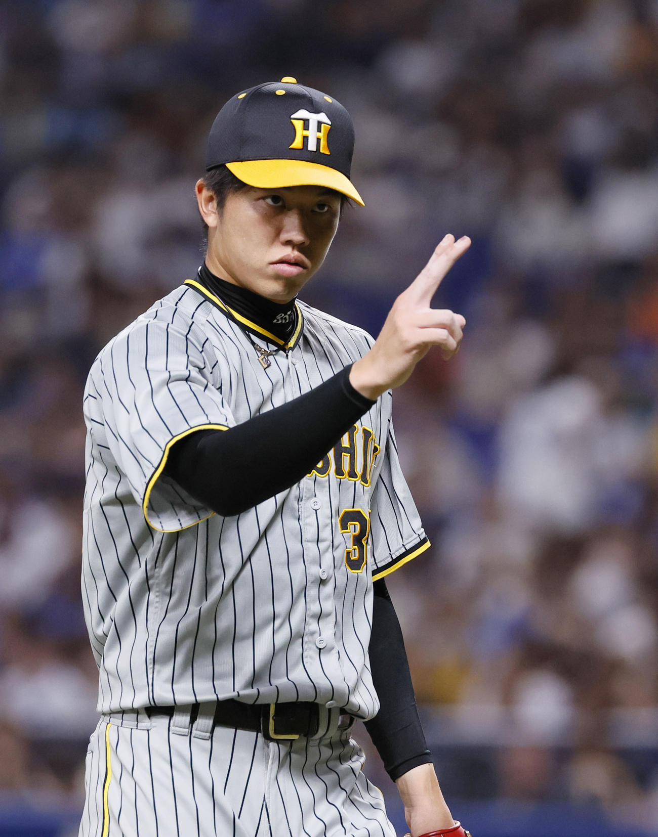 中日対阪神　8回を終え、野手を指さす阪神才木（撮影・藤尾明華）