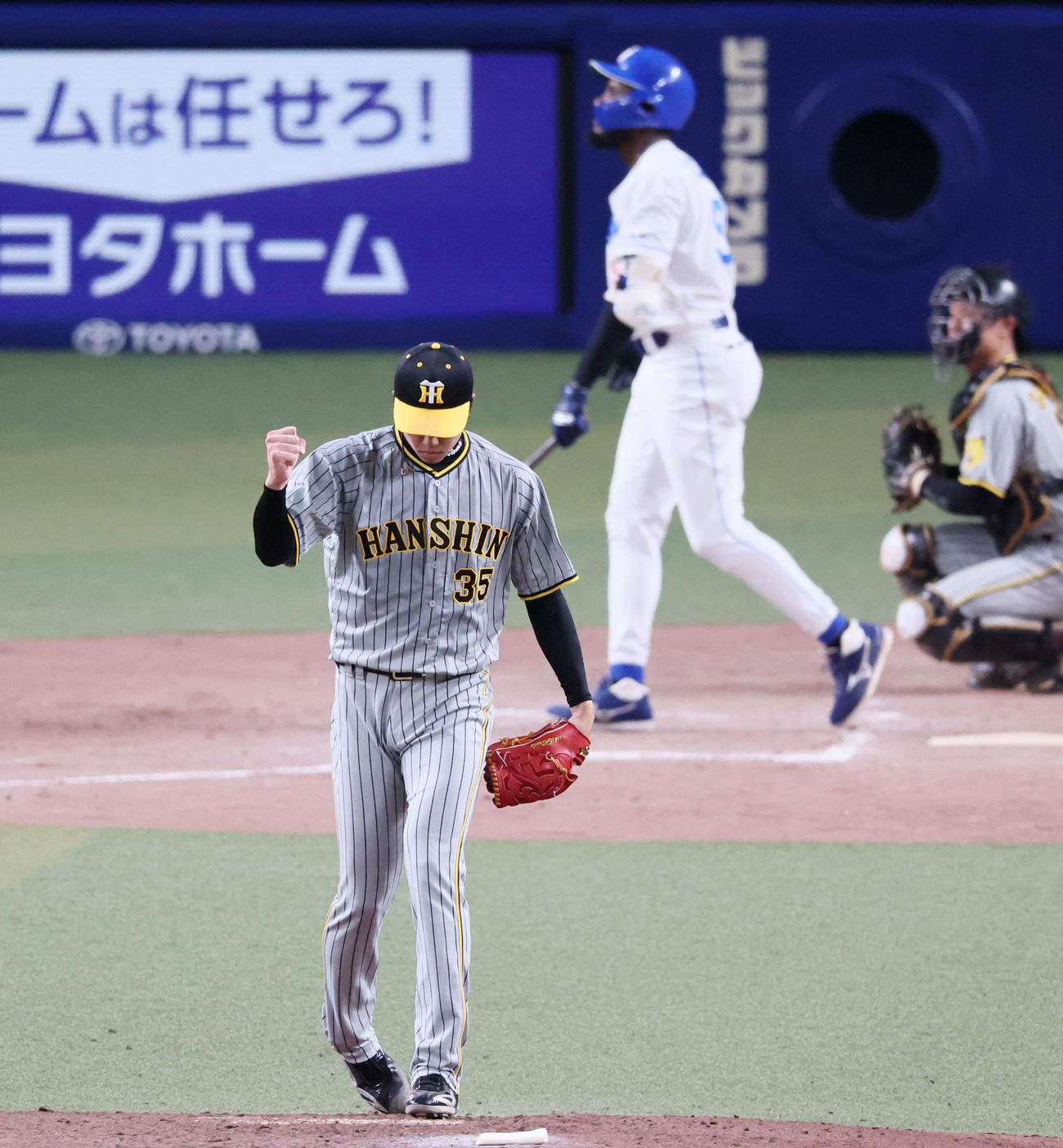 中日対阪神　9回裏中日無死、才木はカリステを三振に仕留めガッツポーズを見せる（撮影・加藤哉）