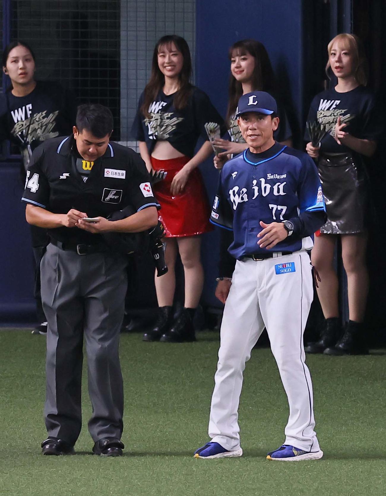 オリックス対西武　選手交代を告げる松井監督（撮影・上田博志）