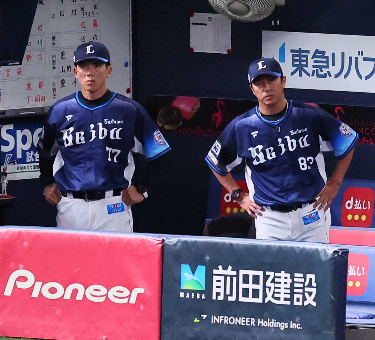 オリックス対西武　松井監督（左）はオリックスに敗れベンチで呆然とする（撮影・上田博志）