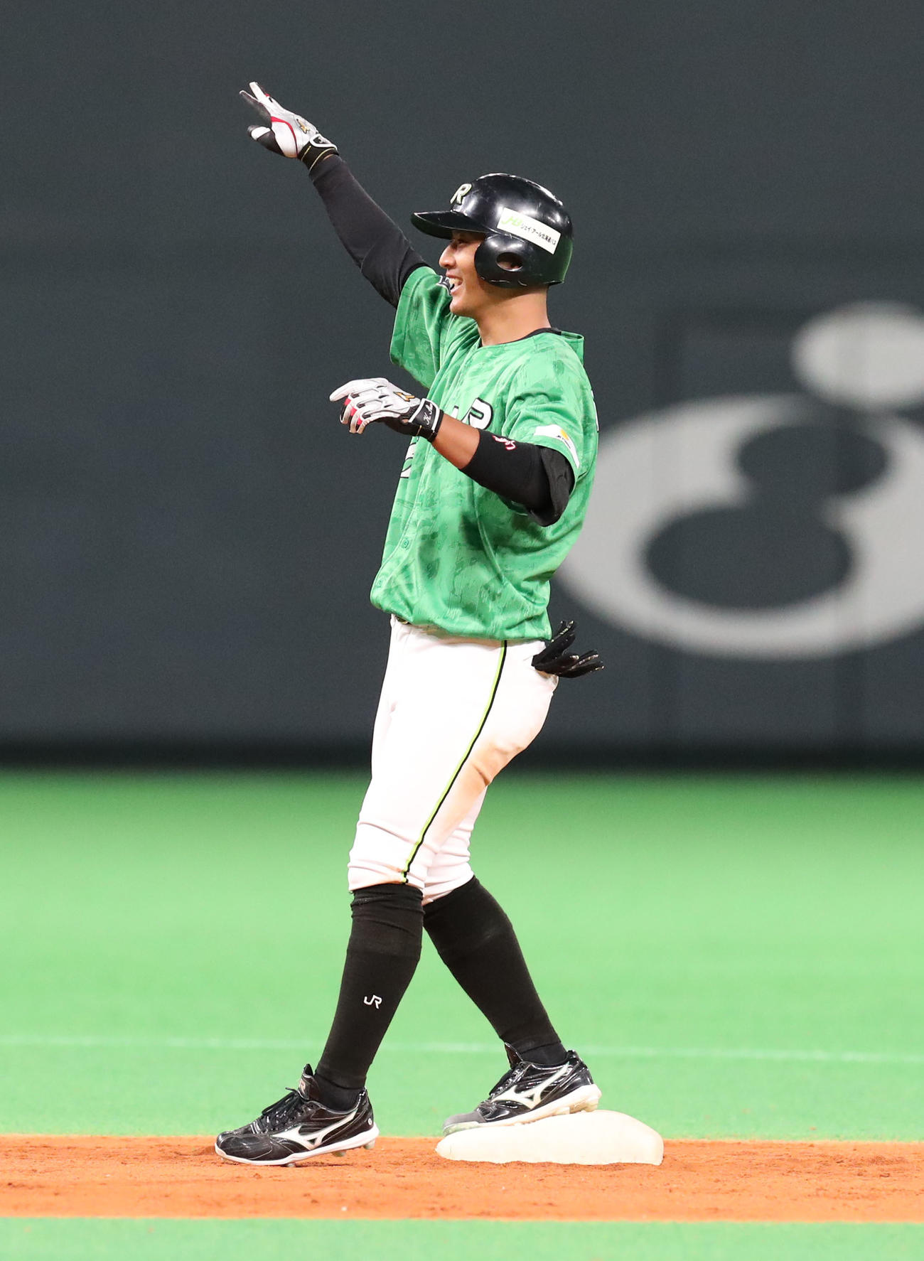 北海道ガス対JR北海道クラブ　6回裏JR北海道クラブ2死一、三塁、西山は適時二塁打を放ちポーズをとる（撮影・佐藤翔太）