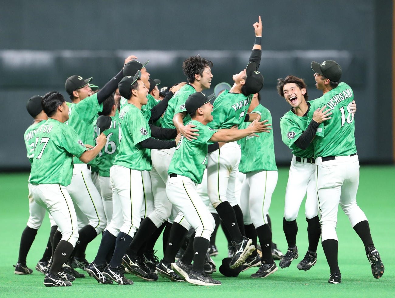 北海道ガス対JR北海道クラブ　代表決定戦を制し歓喜するJR北海道クラブナイン（撮影・佐藤翔太）