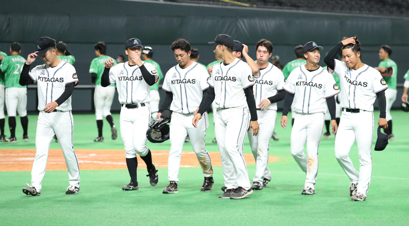 北海道ガス対JR北海道クラブ　JR北海道クラブに敗れ肩を落とす北海道ガスナイン（撮影・佐藤翔太）