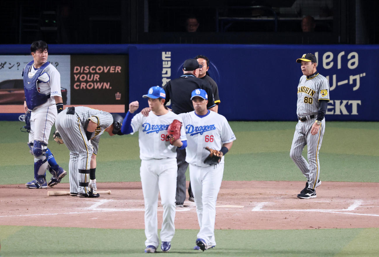 中日対阪神　11回表阪神無死一塁、岡田監督は代打小幡が近くに来たボールをジャンプして避け審判に確認（撮影・加藤哉）