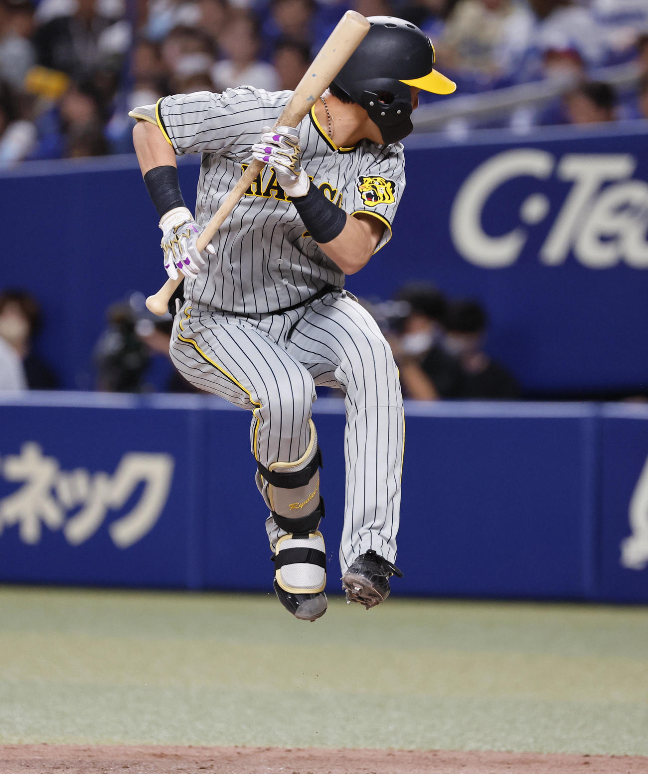 中日対阪神　11回表阪神無死一塁、胸元の球を飛び上がって避ける小幡（撮影・藤尾明華）