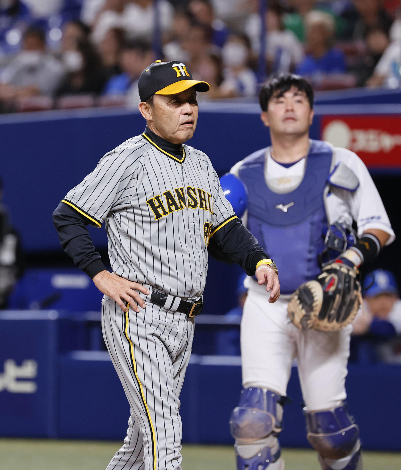 中日対阪神　11回表阪神無死一塁、審判に声をかけベンチに戻る岡田監督（撮影・藤尾明華）