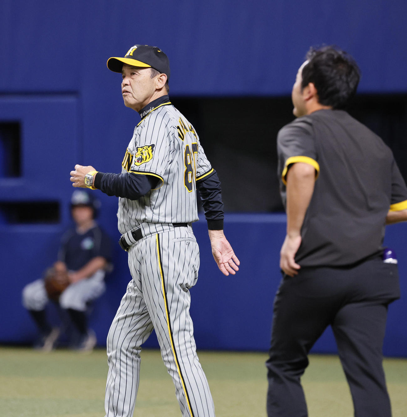 中日対阪神　11回表阪神無死一塁、危険な投球が続き、ベンチを出る岡田監督（撮影・藤尾明華）