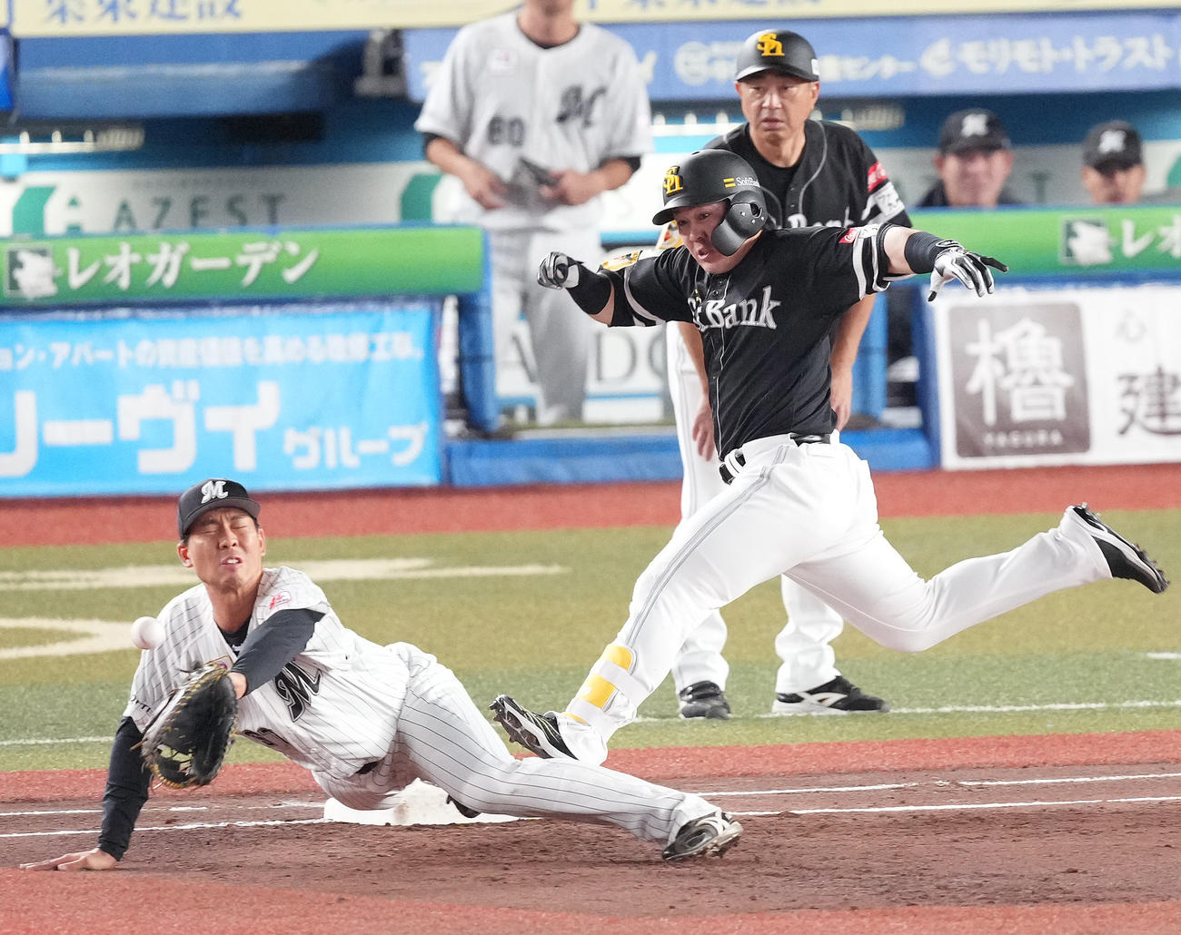 ロッテ対ソフトバンク　1回表ソフトバンク2死一、二塁、内野安打を放ち一塁へ駆け込む甲斐。一塁手茶谷は三塁手ブロッソーの悪送球で捕球出来ず（撮影・鈴木みどり）